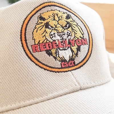 Broderie textile sur casquette